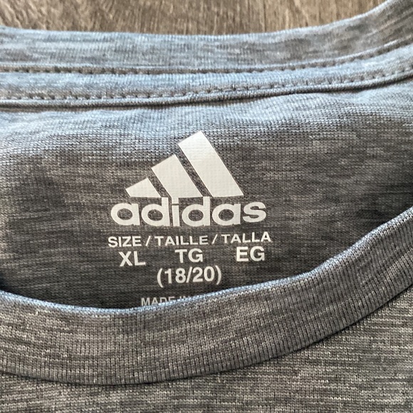 💜 FREE W/ PURCHASE 💜 ☠️ Boys Adidas Gray Athletic Shirt ☠️ - Picture 2 of 2